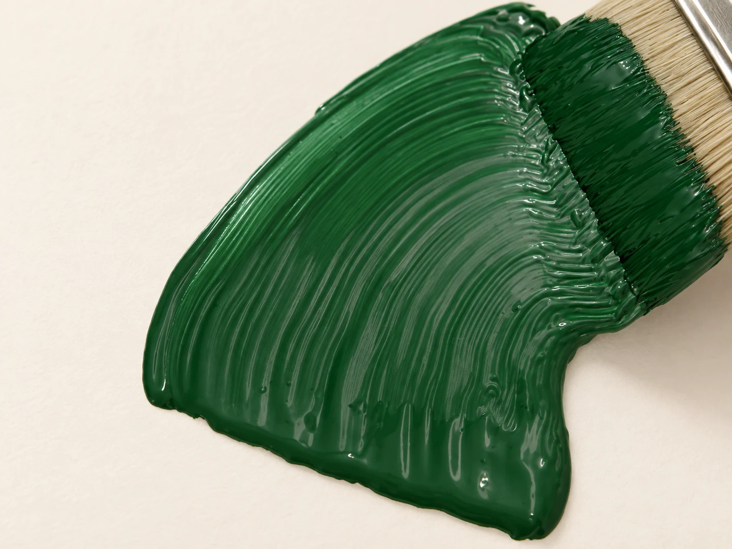 Pincel com tinta verde na apresentação de tintas e vernizes da Victória Madeiras.